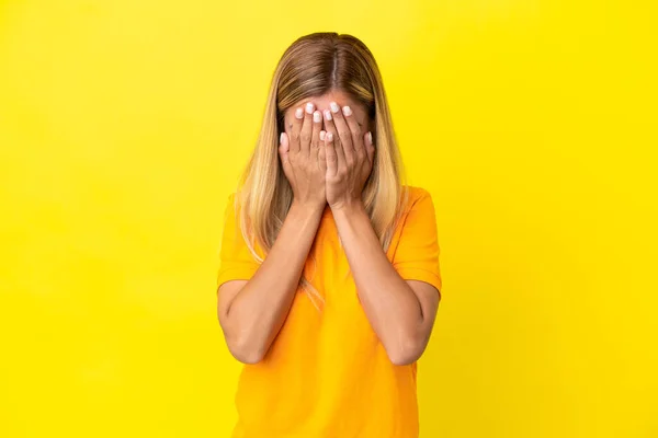 Blond Uruguayaans Meisje Geïsoleerd Gele Achtergrond Met Vermoeide Zieke Uitdrukking — Stockfoto