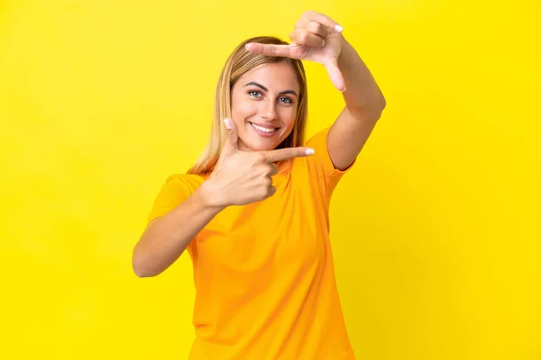 Blondynka Urugwajska Dziewczyna Odizolowana Żółtym Tle Skupiająca Twarz Symbol Ramki — Zdjęcie stockowe