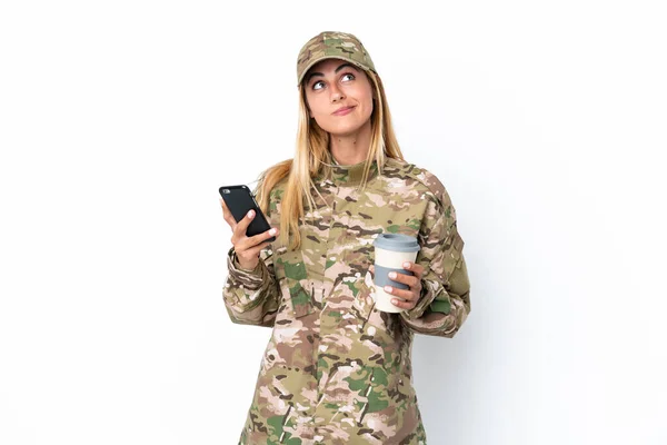 Військова Жінка Ізольована Білому Тлі Тримаючи Каву Щоб Забрати Мобільний — стокове фото