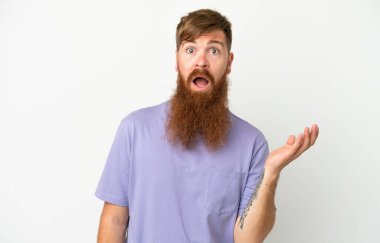 Beyaz arka planda izole edilmiş genç, kızıl beyaz adam şüpheli hareketler yapıyor.