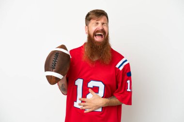 Beyaz arka planda izole edilmiş rugby oynayan beyaz tenli, kırmızı bir adam.