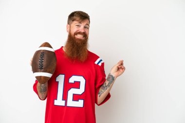 Beyaz arka planda izole edilmiş, ragbi oynayan Kafkasyalı genç adam