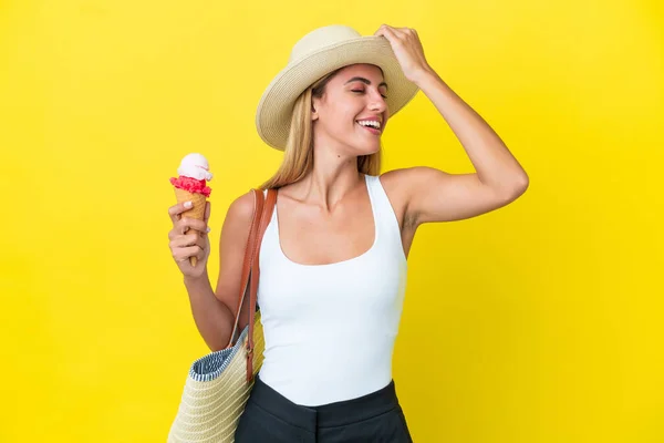 Blond Uruguayaans Meisje Zomer Het Houden Van Ijs Geïsoleerd Gele — Stockfoto