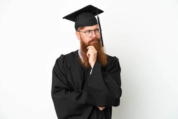 Fiatal Egyetemi Diplomás Vöröses Férfi Elszigetelt Fehér Háttérrel Kétségek Gondolkodás — Stock Fotó