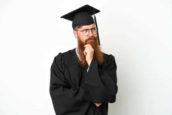 Jeune Homme Rougeâtre Diplômé Université Isolé Sur Fond Blanc Ayant — Photo