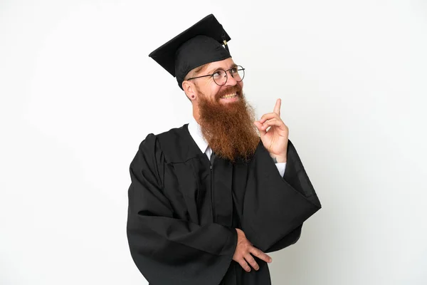Junger Universitätsabsolvent Rötlicher Mann Auf Weißem Hintergrund Der Auf Eine — Stockfoto