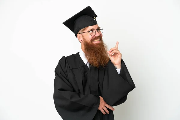 Jeune Diplômé Universitaire Rougeâtre Homme Isolé Sur Fond Blanc Pointant — Photo