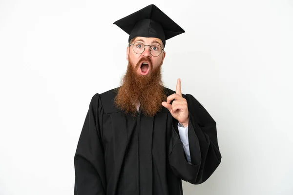 Jonge Universiteit Afgestudeerde Roodachtige Man Geïsoleerd Witte Achtergrond Denken Een — Stockfoto