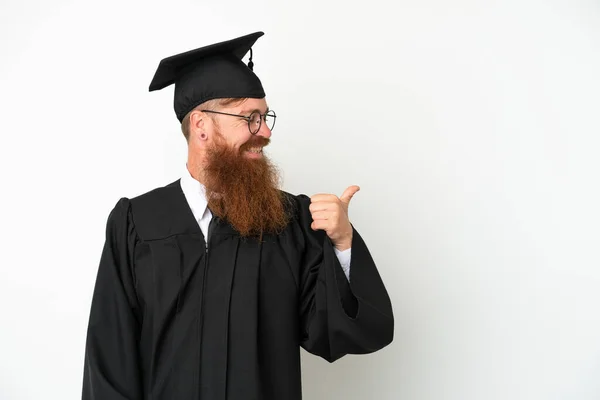 Junger Universitätsabsolvent Rötlicher Mann Isoliert Auf Weißem Hintergrund Der Zur — Stockfoto