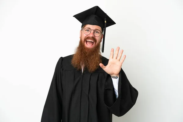 Jonge Universiteit Afgestudeerde Roodachtige Man Geïsoleerd Witte Achtergrond Salueren Met — Stockfoto