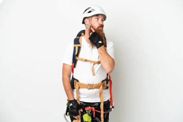 Genç Kaya Tırmanışçısı Beyaz Arka Planda Izole Edilmiş Kızıl Beyaz — Stok fotoğraf