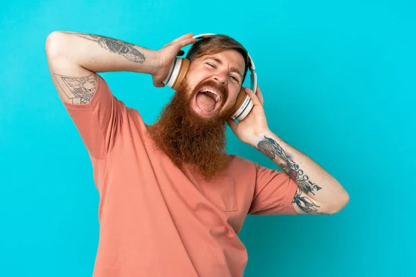 Jovem Caucasiano Avermelhado Homem Isolado Fundo Azul Ouvir Música — Fotografia de Stock