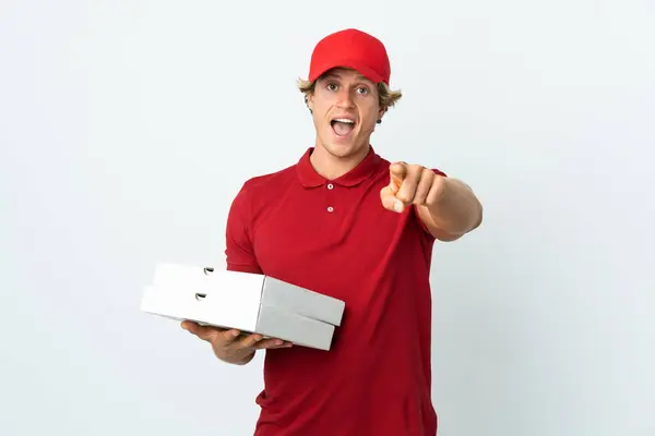 披萨送货员在孤立的白色背景上惊讶地指着前方 — 图库照片