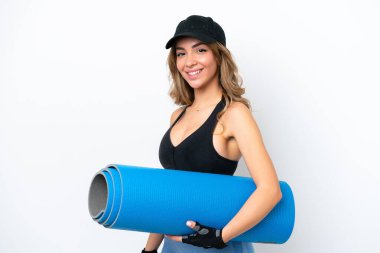 Beyaz arka planda, paspaslı ve gülümseyen beyaz bir kadın.