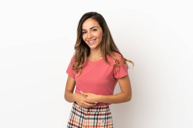 Arka planda kalan genç bir kadın gülüyor.