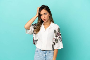 Hayal kırıklığı ve anlayış değil bir ifade ile izole mavi arka plan üzerinde genç kadın