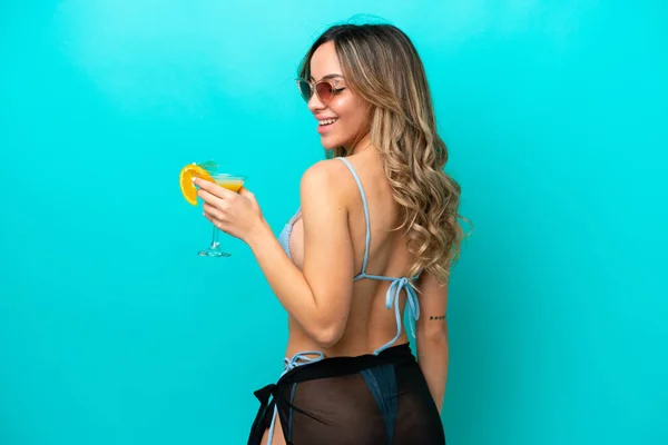 Young Caucasian Woman Isolated Blue Background Swimsuit Holding Cocktail — Fotografia de Stock