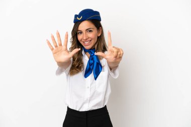 İzole edilmiş beyaz arka planda uçak hostesi parmakları olan yedi kişi saydım.