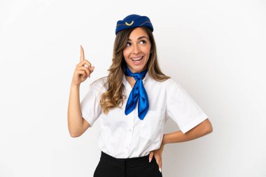 İzole edilmiş beyaz arka plan üzerindeki hostes yukarı bakıyor ve şaşırıyor.