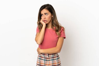 Tecrit edilmiş genç bir kadın biraz gergin.