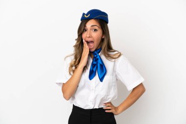 İzole edilmiş beyaz arka plan üzerinde şaşırmış ve şok olmuş yüz ifadesi olan uçak hostesi.