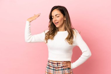 Yorgun ve hasta ifade ile izole arka plan üzerinde genç kadın