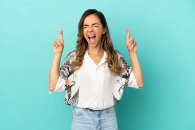 Parmak geçişi ile izole mavi arka plan üzerinde genç kadın