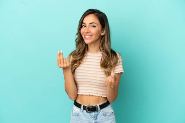 Soyutlanmış mavi bir geçmişi olan genç bir kadın para hareketi yapıyor.