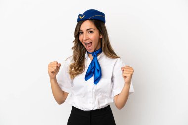 Uçak hostesi izole edilmiş beyaz arka planda galibiyeti kutluyor.