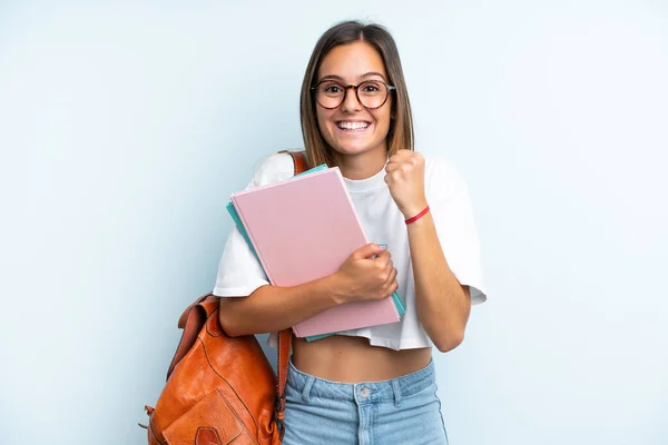 Joven Estudiante Aislada Sobre Fondo Azul Celebrando Una Victoria Posición — Foto de Stock