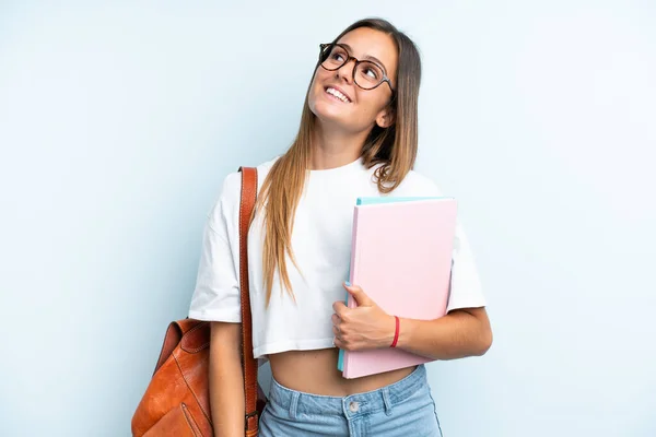 Joven Estudiante Aislada Sobre Fondo Azul Pensando Una Idea Mientras — Foto de Stock