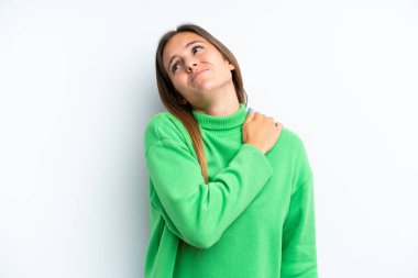 Beyaz arka planda izole edilmiş beyaz bir kadın omuz ağrısından muzdarip.