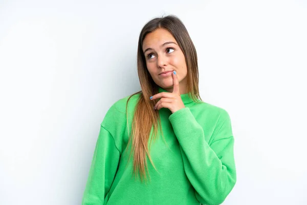 Mulher Caucasiana Jovem Isolado Fundo Branco Olhando Para Cima Enquanto — Fotografia de Stock