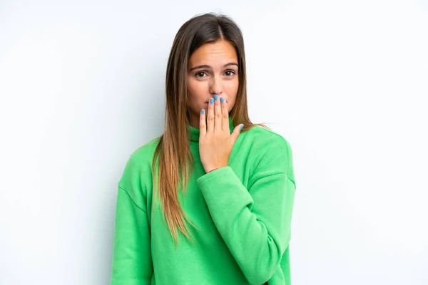 Ung Kaukasisk Kvinna Isolerad Vit Bakgrund Täcker Munnen Med Handen — Stockfoto