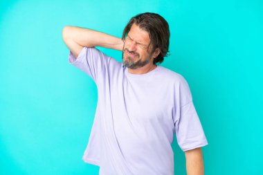 Üst düzey Hollandalı, mavi arka planda boynu ağrıyan izole bir adam.