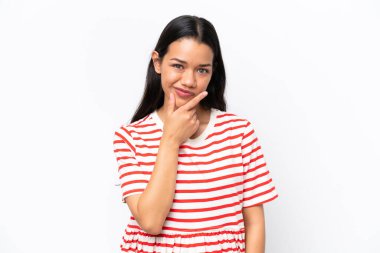 Genç Kolombiyalı kadın beyaz arka planda soyutlanmış düşünüyor.