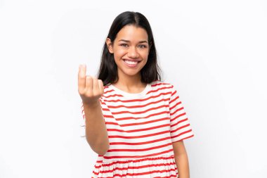 Beyaz arka planda izole genç Kolombiyalı kadın para hareketi yapıyor.