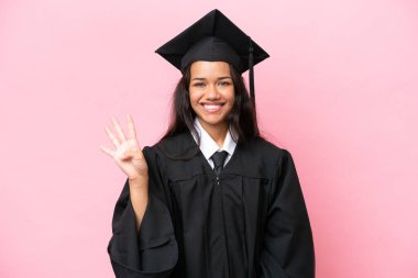 Pembe arka planda tecrit edilmiş genç Kolombiyalı kadın mutlu ve parmaklarıyla dörde kadar sayıyor.