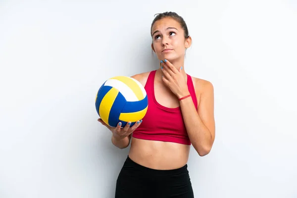 Молода Біла Жінка Грає Волейбол Ізольовано Білому Тлі Дивиться Вгору — стокове фото