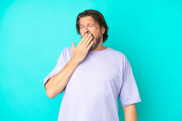 Sênior Holandês Homem Isolado Fundo Azul Bocejando Cobrindo Ampla Boca — Fotografia de Stock