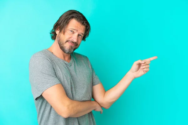 Senior Dutch Man Isolated Blue Background Pointing Finger Side — ストック写真