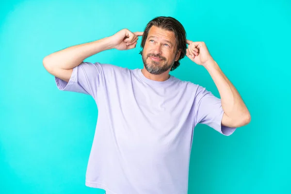 Sênior Holandês Homem Isolado Fundo Azul Com Dúvidas Pensamento — Fotografia de Stock