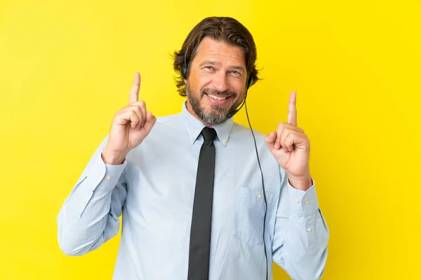 Telemarketer Holenderski Człowiek Pracuje Słuchawki Izolowane Żółtym Tle Wskazując Świetny — Zdjęcie stockowe
