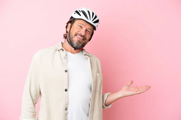 Старший Датчанин Велосипедным Шлемом Розовом Фоне Представляет Идею Улыбаясь Сторону — стоковое фото