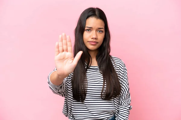 Νεαρή Κολομβιανή Γυναίκα Απομονωμένη Ροζ Φόντο Κάνοντας Χειρονομία Στοπ — Φωτογραφία Αρχείου