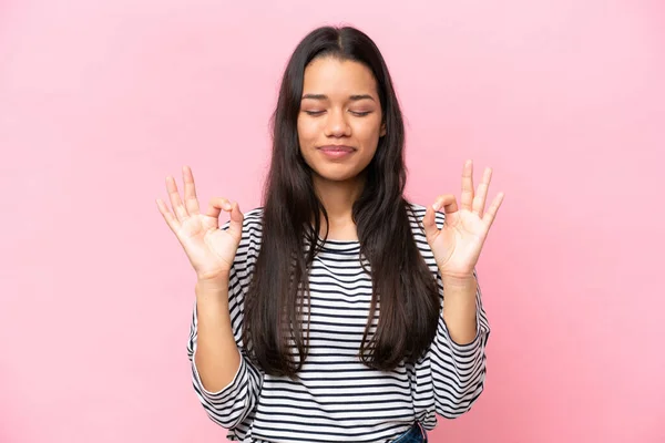 Young Colombian Woman Isolated Pink Background Zen Pose — Photo