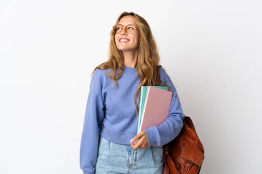 Genç bir bayan öğrenci beyaz arka planda izole edilmiş, yukarı bakarken bir fikir düşünüyor.