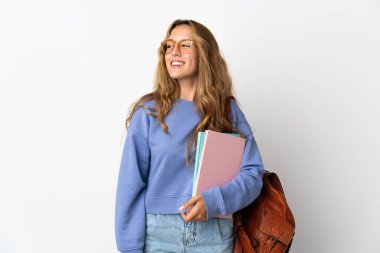 Beyaz arka planda izole edilmiş genç bir bayan. Yan tarafa bakıyor ve gülümsüyor.