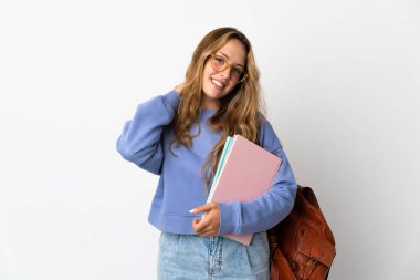 Beyaz arka planda izole edilmiş genç bayan gülüyor.