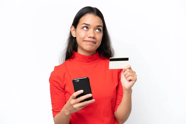 Νεαρή Κολομβιανή Γυναίκα Απομονωμένη Λευκό Φόντο Αγοράζει Κινητό Πιστωτική Κάρτα — Φωτογραφία Αρχείου